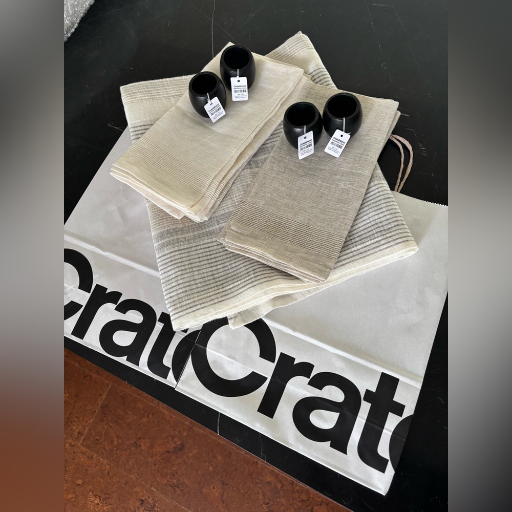 NEW Crate&Barrel Table linen Runner and Napkin Set with Black Rings